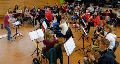 Orchester feiert den 60. Geburtstag mit viel Musik - Das Stammorchester des Jugendblasorchesters Bernsdorf hat am Sonntag für das geplante Jubiläumskonzert geprobt. 