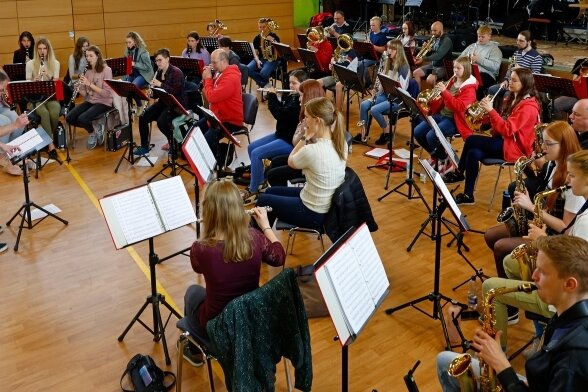 Das Stammorchester des Jugendblasorchesters Bernsdorf hat am Sonntag für das geplante Jubiläumskonzert geprobt. 