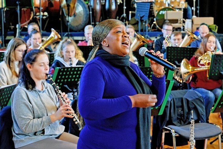Orchester hat Verstärkung aus Lesotho - Nthakoana Ngatane aus Lesotho bei der Probe für das Weihnachtskonzert mit dem Jugendblasorchester Bernsdorf. 