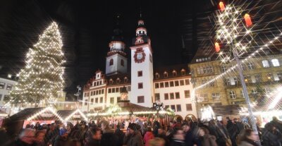 Ordnungsamt will für mehr Sicherheit auf Chemnitzer Weihnachtsmarkt sorgen - Chemnitzer Weihnachtsmarkt 2016 vor dem Marktplatz am Rathaus