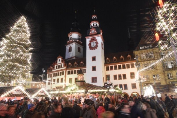 Ordnungsamt will für mehr Sicherheit auf Chemnitzer Weihnachtsmarkt sorgen - Chemnitzer Weihnachtsmarkt 2016 vor dem Marktplatz am Rathaus