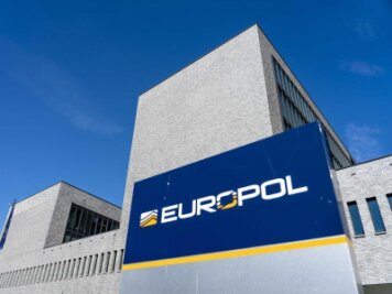            Laut Europol hatten Ermittler über 18 Monate lang Telefongespräche und andere Kommunikation der Banden abgehört.