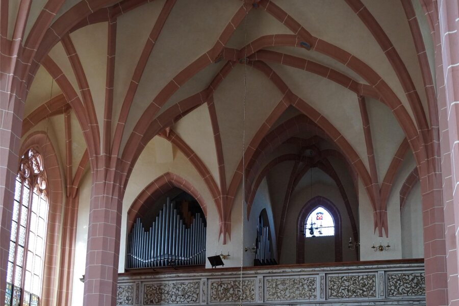 Organistin musiziert an der Dresdener Frauenkirche und kommt dann nach Rochlitz - Die Orgel der Kunigundenkirche erklingt zum Freitagskonzert.