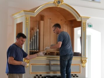 Orgel erklingt bald im Frauensteiner Silbermannmuseum - Jede Pfeife kommt an ihren Platz zurück: Tischlermeister Michael Dittrich (links) und Orgelbauer Friedemann Schwarzenberg bauten am Mittwoch das Instrument an seinem neuen Platz zusammen. 