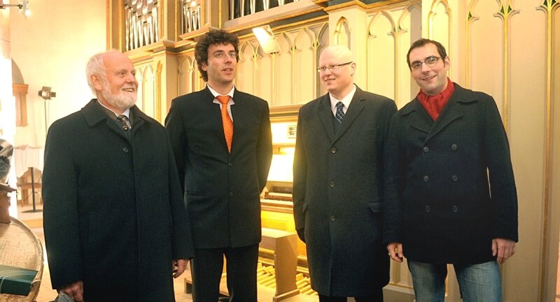Vor der Orgel in Sayda: Horst Jehmlich, Geschäftsführer von Jehmlich Orgelbau Dresden, Freibergs Domorganist Albrecht Koch, Intonator Markus Schanze und Orgelbauer Michael Kronesser 