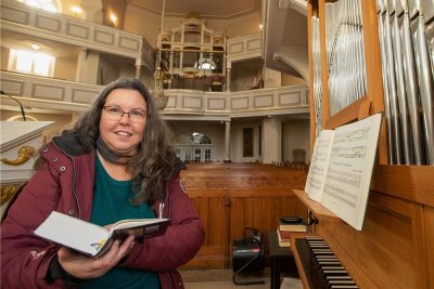 Orgelbau in Plauener Lutherkirche kommt voran - Kantorin Susanne Häußler hat die Idee für ein perfektes Geschenk: Eine "Pfeifenpatenschaft" für die Lutherkirchenorgel.