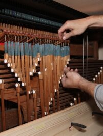 Orgelbauer drücken aufs Tempo - Zu den Arbeiten gehört die Regulierung der sogenannten Pedalkoppel.