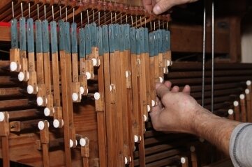 Orgelbauer drücken aufs Tempo - Zu den Arbeiten gehört die Regulierung der sogenannten Pedalkoppel.
