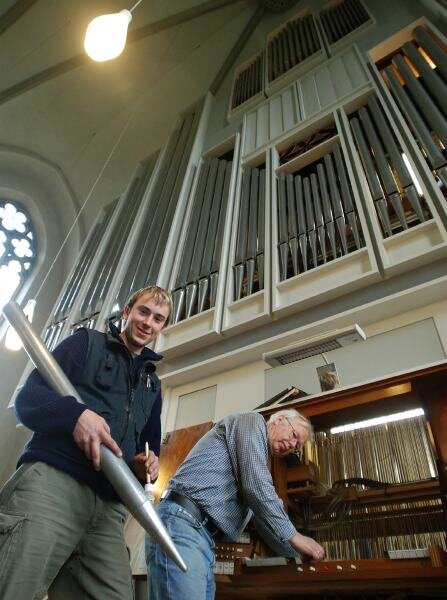 Orgelbauer holen Staub aus allen Ritzen - 
              <p class="artikelinhalt">Die Orgelbauer Stephan Kremtz (links) und Heiner Lippmann von der Firma Eule, die die Falkensteiner Orgel 1970 gebaut hat.</p>
            