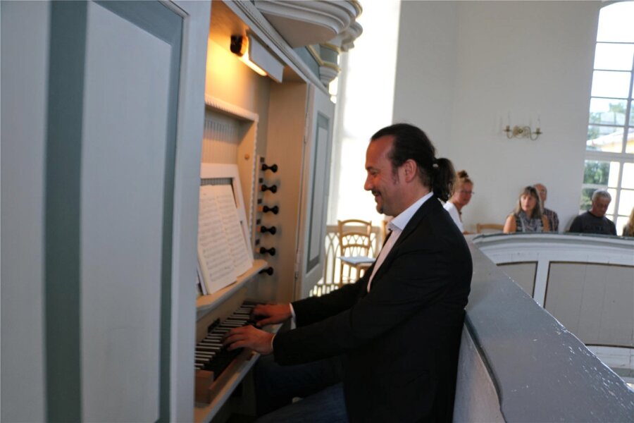 Orgelfahrt in Stelzen endet mit Zugaben - Matthias Grünert spielt die Orgel in der Kirche in Stelzen.