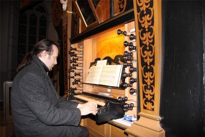 Orgelfahrt stoppt in Burgk, Schleiz und Stelzen - Matthias Grünert an der Orgel der Bergkirche Schleiz. Auch dort spielt er am Sonntag.
