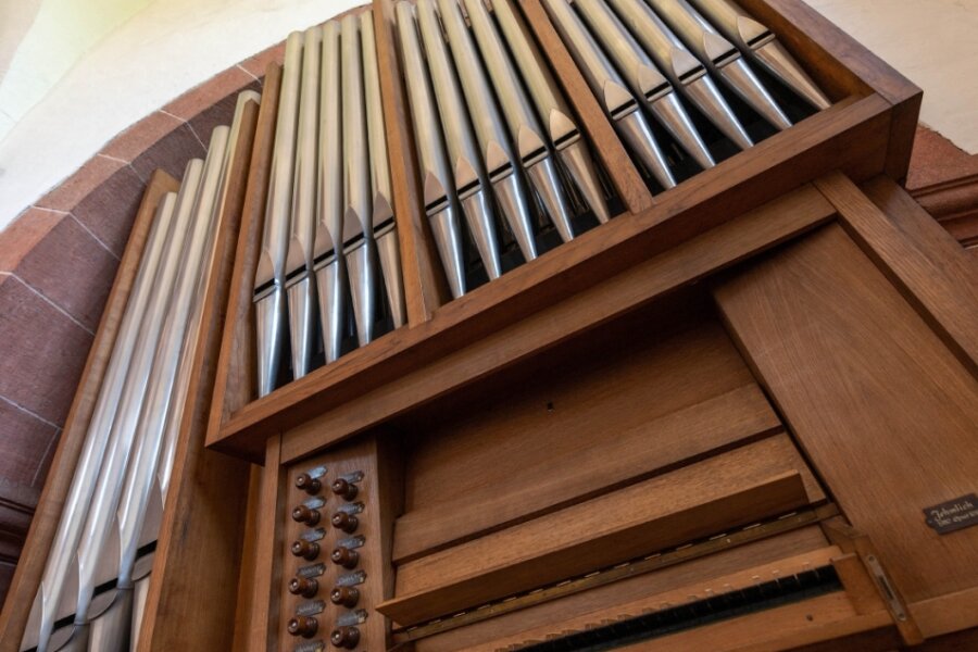 Blick auf die Orgel in der Wechselburger Basilika. An fünf Tagen in diesem Sommer nehmen hier Organisten aus Sachsen Platz. Auf die Zuhörer warten Werke bekannter Komponisten und geistliche Impulse. 