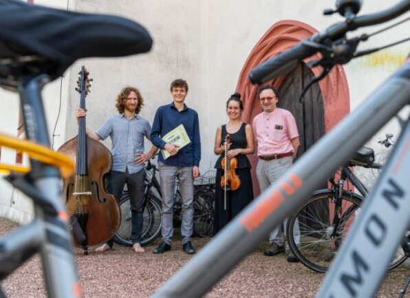 Orgeltag lockt Besucher in vier Kirchen - Die Musiker des Orgeltags "Pipe & Bike" an der Kirche in Königsfeld (v.r.): Kantor Jens Petzl, Geigerin Izabela Kaldunska, Musikstudent Hannes von Bargen und Kontrabassist Jakob Petzl.