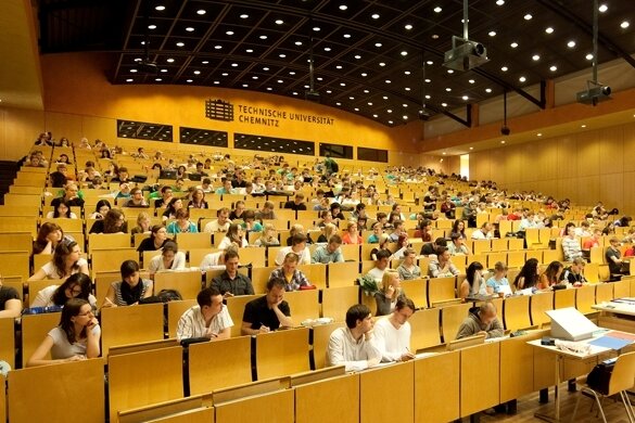 Orientierung im Beratungsdschungel - Vorlesungen wie hier im Audimax der TU Chemnitz sind Studentenalltag. Aber auch viele Fragen gehören dazu. Die Uni erleichtert die Suche nach richtigen Antworten.