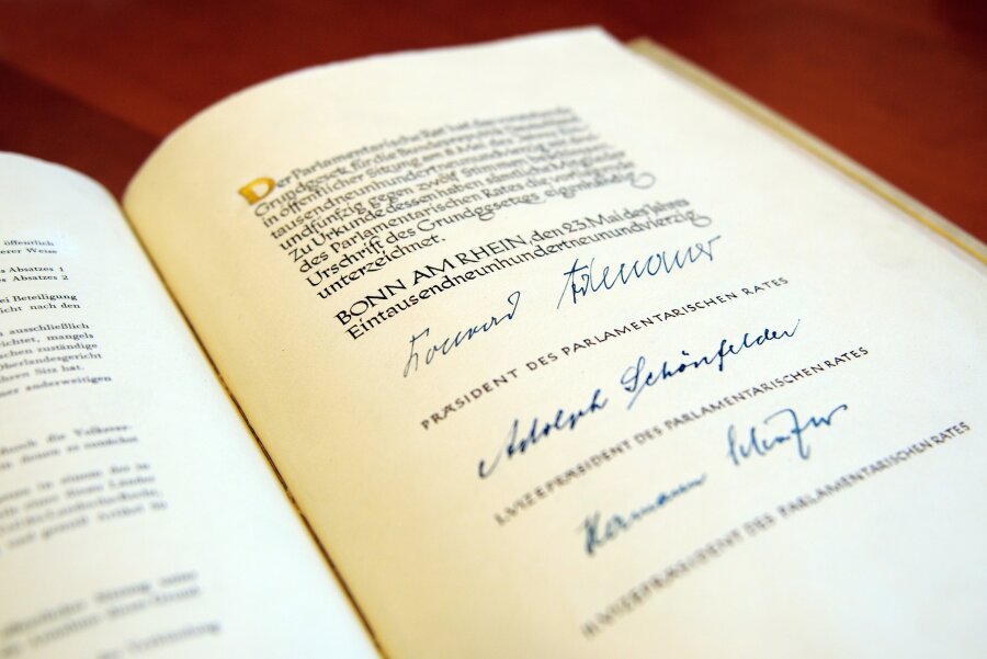 Originalausgabe des Grundgesetzes wird im Bundestag gehütet - Die Urschrift des Grundgesetzes, die im Deutschen Bundestag in Berlin verwahrt wird.