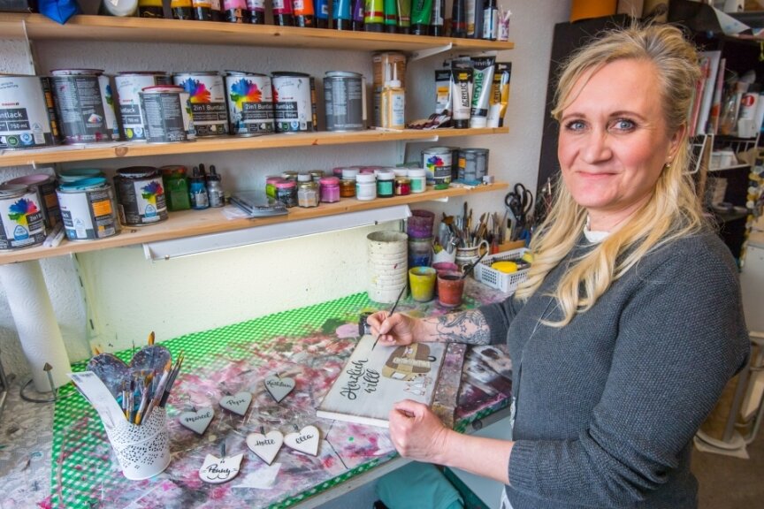 Originell, kreativ und handgemacht - Türschilder für jeden Geschmack - Die Handschrift von Ivonne Hempel ist das Markenzeichen ihrer Firma. Sie schüttelt all die Buchstaben ohne Schablonen aus dem Handgelenk.