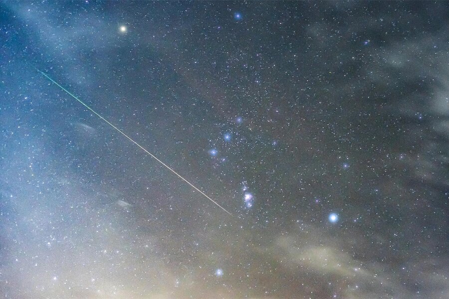 Orioniden erreichen ihr Maximum: Chef der Volkssternwarte in Drebach dämpft die Erwartungen - Die Orioniden-Sternschnuppen scheinen von einem Punkt links oberhalb des Sternbildes Orion auszugehen.