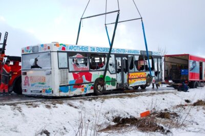 Ein schwerer Kran musste Freitagfrüh einen Regio-Bus bergen, der auf der B 95 von einer Windböe erfasst worden und umgekippt war.
