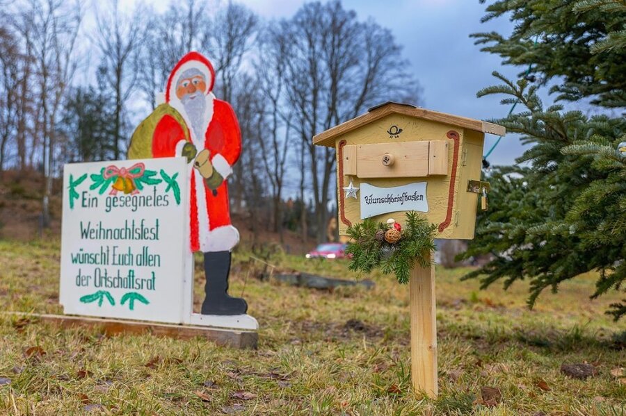 Der Vogelsgrüner Weihnachts-Wunschbriefkasten neben dem Haus des Gastes ist groß genug für lange Wunschzettel.
