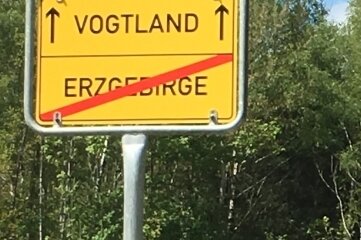 Ortschef hat Idee gegen Schilderklau - Vorher: Am "Bahnelweg" zeigte das Schild bisher die Grenze zwischen dem Vogtland und dem Erzgebirge.