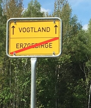 Vorher: Am "Bahnelweg" zeigte das Schild bisher die Grenze zwischen dem Vogtland und dem Erzgebirge.