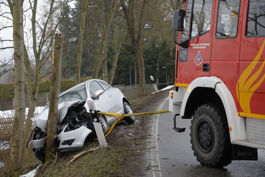 Ortsdurchfahrt Augustusburg wegen Unfall gesperrt - Mit Hilfe der Feuerwehr musste der verunglückte Opel geborgen werden.