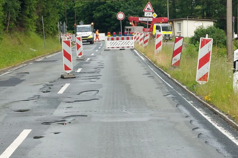 Ortsdurchfahrt der B 283 in Zwota seit Mittwoch wieder offen - Am Mittwochmorgen begann in Zwota der Rückbau der Baustelleneinrichtung.