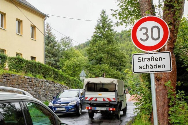 Ortsdurchfahrt Falkenau: Straßenbauamt schließt Vorplanung für Ausbau ab - Seit vorigen Herbst gilt auf der holprigen und engen Ortsdurchfahrt ohne Gehweg in Falkenau Tempo 30. 