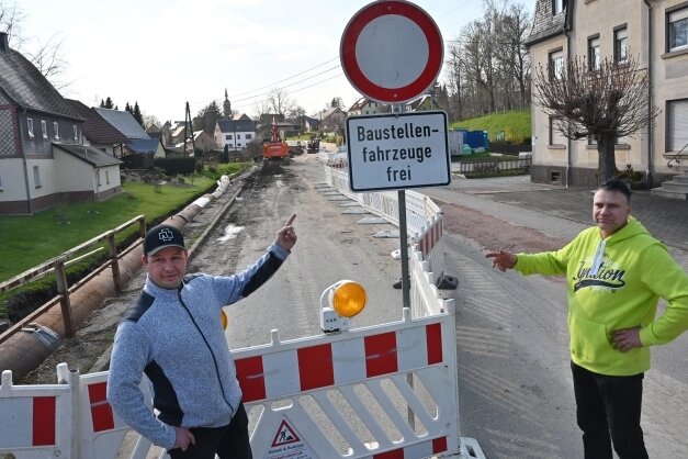 Ortsdurchfahrt monatelang gesperrt: Anwohner verärgert - Anwohner Manfred Klein (links) und Frank Ulbricht stehen an der Baustelle der Mittweidaer Straße in Ottendorf in Richtung Krumbach.