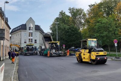 Ortsdurchfahrt Oelsnitz bleibt länger voll gesperrt - Asphaltierungsarbeiten am derzeit gesperrten Stück der Grabenstraße in Oelsnitz finden seit Donnerstag statt.