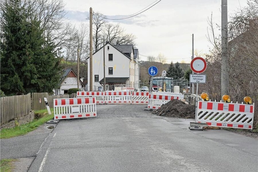 Ortsdurchfahrt Schönau weiter bis Mitte Mai dicht - Weil sich die Arbeiten an der neuen Brücke in Schönau verzögern, ist die Straße noch bis Mitte Mai gesperrt. 