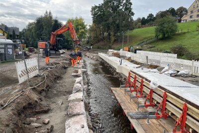 Ortsdurchfahrt Wolfersgrün: Verkehrsfreigabe verzögert sich erneut - Nach Hochwasserschäden ist die Ortsdurchfahrt Wolfersgrün seit 2021 eine Baustelle. Die Fertigstellung verschiebt sich.