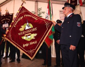 Ortsfeuerwehr Wernsdorfleistet sich eine Fahne - Am Freitag wurde die Fahne der Wernsdorfer Feuerwehr erstmals der Öffentlichkeit präsentiert, rechts im Bild Heinz Wolf.