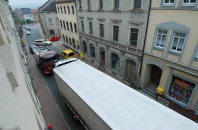 Ortsumgehung: Bürger fordern schnellen Baubeginn - 
              <p class="artikelinhalt">Vom Obergeschoss des Hauses Altenburger Straße 15 sieht die alltägliche Verkehrsbelastung so aus.</p>
            
