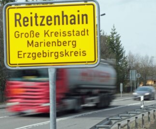 Ortsumgehung Reitzenhain vom Tisch - Das Landesamt für Straßenbau und Verkehr favorisiert den Ausbau der B 174 in ihrem bisherigen Verlauf. Zunächst wird in diesem Jahr aber die Fahrbahn in Reitzenhain erneuert.