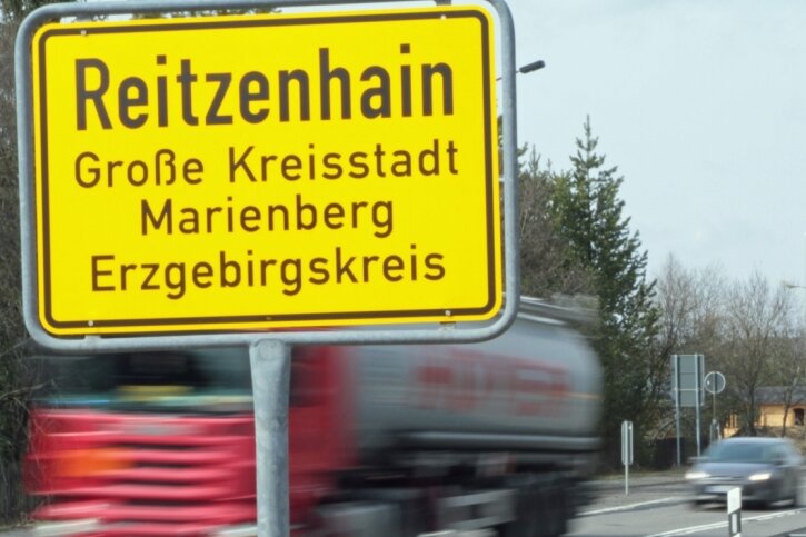 Ortsumgehung Reitzenhain vom Tisch - Das Landesamt für Straßenbau und Verkehr favorisiert den Ausbau der B 174 in ihrem bisherigen Verlauf. Zunächst wird in diesem Jahr aber die Fahrbahn in Reitzenhain erneuert.