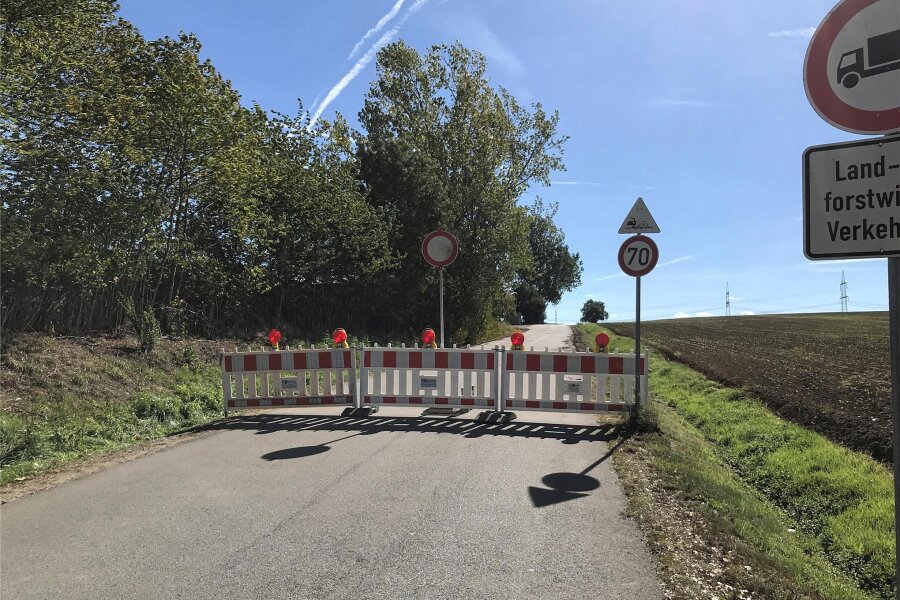 Ortsverbindung Claußnitz-Garnsdorf gesperrt - Ein Verbotsschild und ein Bauzaun verhindern die Weiterfahrt von Claußnitz nach Garnsdorf.