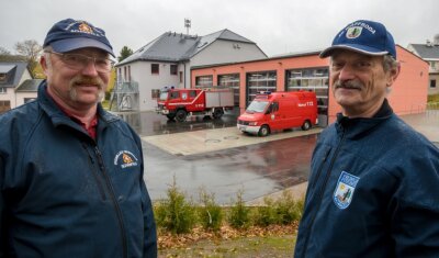 Ortswehren rücken näher zusammen - Zwei Freiwillige Feuerwehren, ein neues Gerätehaus: Falk Lenuweit (l.), Leiter der Schönfelder Wehr, und Jürgen Löwe, Leiter der Pfaffrodaer Wehr, arbeiten künftig noch enger zusammen. 