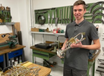 "Oscar" für jungen Saydaer Instrumentenmacher - Der Bundessieger im Blasinstrumentenbau heißt Niklas Ullmann. Der 19-jährige Saydaer, hier mit seinem Gesellen-stück, spielt im Musikkorps der Stadt Olbernhau und ist beim Metallblasinstrumentenbau Ricco Kühn in Oederan beschäftigt. 