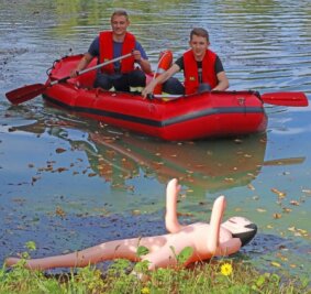 "Oskar" aus Teich im Landwehrgrund gerettet - Auf einem Teich des Landwehrgrundes trieb eine Gummipuppe, die von der Werdauer Feuerwehr zu bergen war.