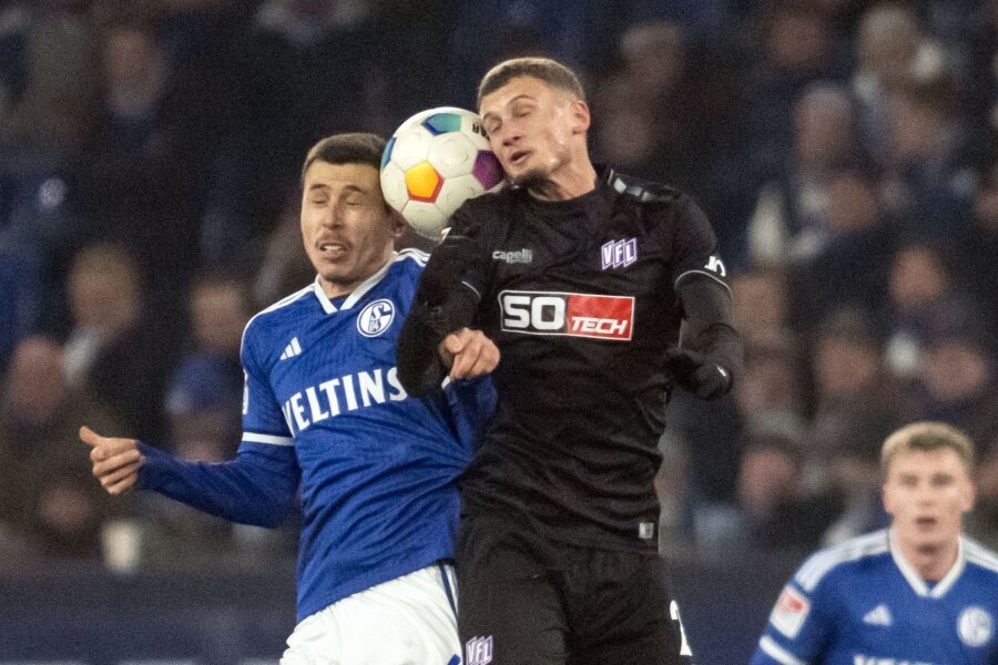 Osnabrück gegen Schalke am nächsten Dienstag auf St. Pauli - Schalkes Ron Schallenberg (l) und Mickaël Cuisance von Osnabrück im Kopfballduell.