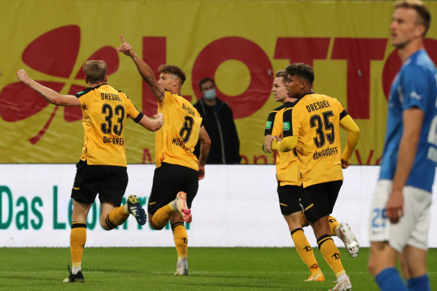Die Dresdner Christoph Daferner (l-r), Torschütze Heinz Robert Mörschel, Julius Kade und Ransford-Yeboah Königsdörffer bejubeln die 1:0-Führung, rechts der Rostocker Thomas Meißner. 