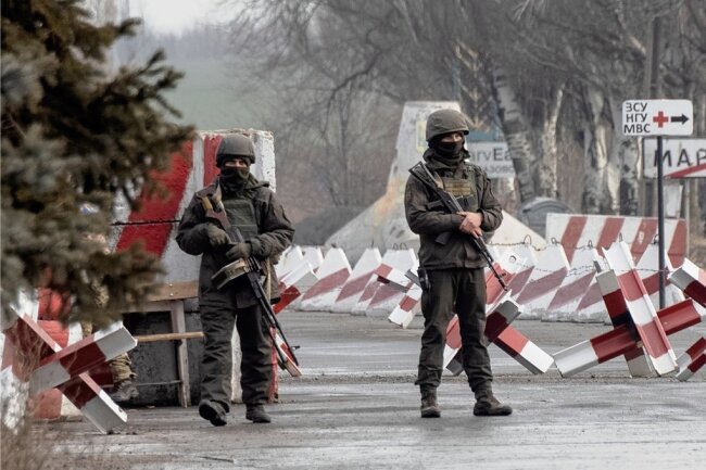 Ukrainische Soldaten stehen an einem Kontrollpunkt in Mariupol in der Ostukraine nahe der Trennlinie zu den prorussischen Rebellen. 