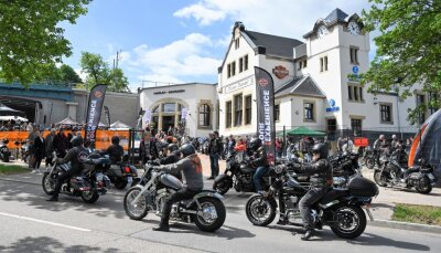 Ostdeutschlands größter Harley-Davidson-Laden in Chemnitz eröffnet: Bahnhof Mitte wird zum Biker-Treff - Die Eröffnung wurde zum Harley-Treffen. "In der Szene gibt es keinen Neid darum, wer den dicksten Schlitten hat", sagt Betriebsleiter Mathias Lindner.