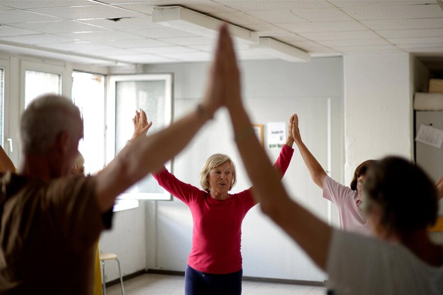 Osteoporose trifft vor allem Frauen - und wird oft zu spät behandelt - Bewegung und Gleichgewichtstraining bewahrt vor Stürzen.