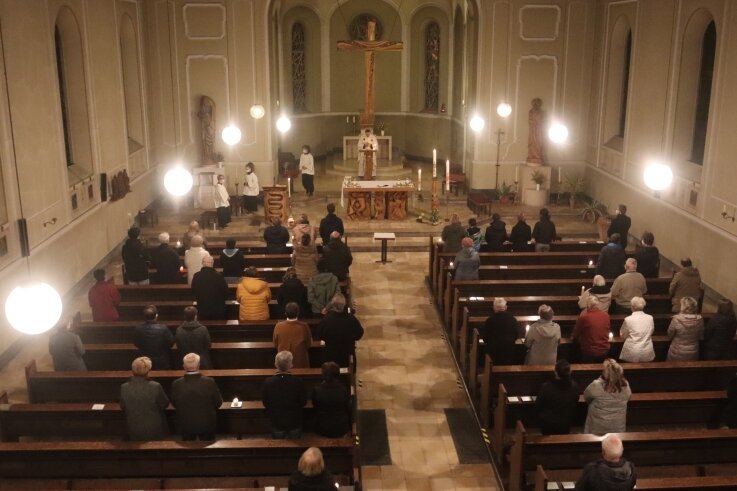 Oster-Gottesdienste zwischen Infektionsgefahr und Seelenheil - Die Osternacht in der Katholischen Kirche "St. Bonifatius" in Werdau fand dieses Jahr nur mit 62 statt mit über 150 Christen statt. 