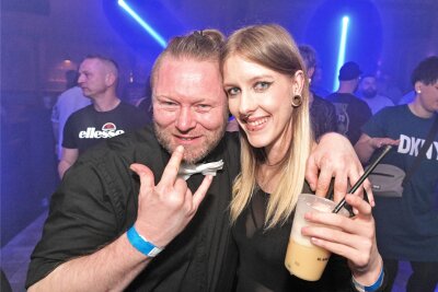 Oster-Party im Erzgebirge: Im Nexus ging es mit Party- und Dance-Musik durch die Nacht - Daniel Weiss (li.) und Anne Unger kommen aus Aue, sie gehörten zu den Gästen der Nexus-Oster-Party.