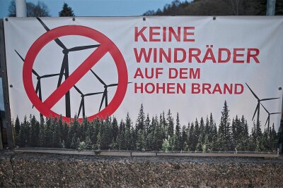 Osterdienstag: Windrad-Suchräume Thema in Erlbach - Der Protest gegen die Idee von vier bis zu 250 Meter hohen Windrädern auf dem Hohen Brand ist vielerorts sichtbar.