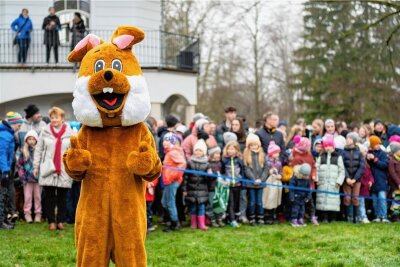 Ostereiersuche im Planitzer Schlosspark: Familien können es kaum erwarten - Der Osterhase hat die große Eiersuche im Zwickauer Schlosspark eröffnet. 