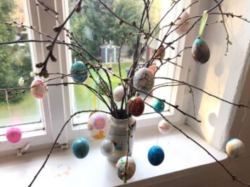 Ostereiersuche: Mütter und ihre magischen Fähigkeiten - Ein geschmückter Osterbaum mit selbstbemalten Eiern.